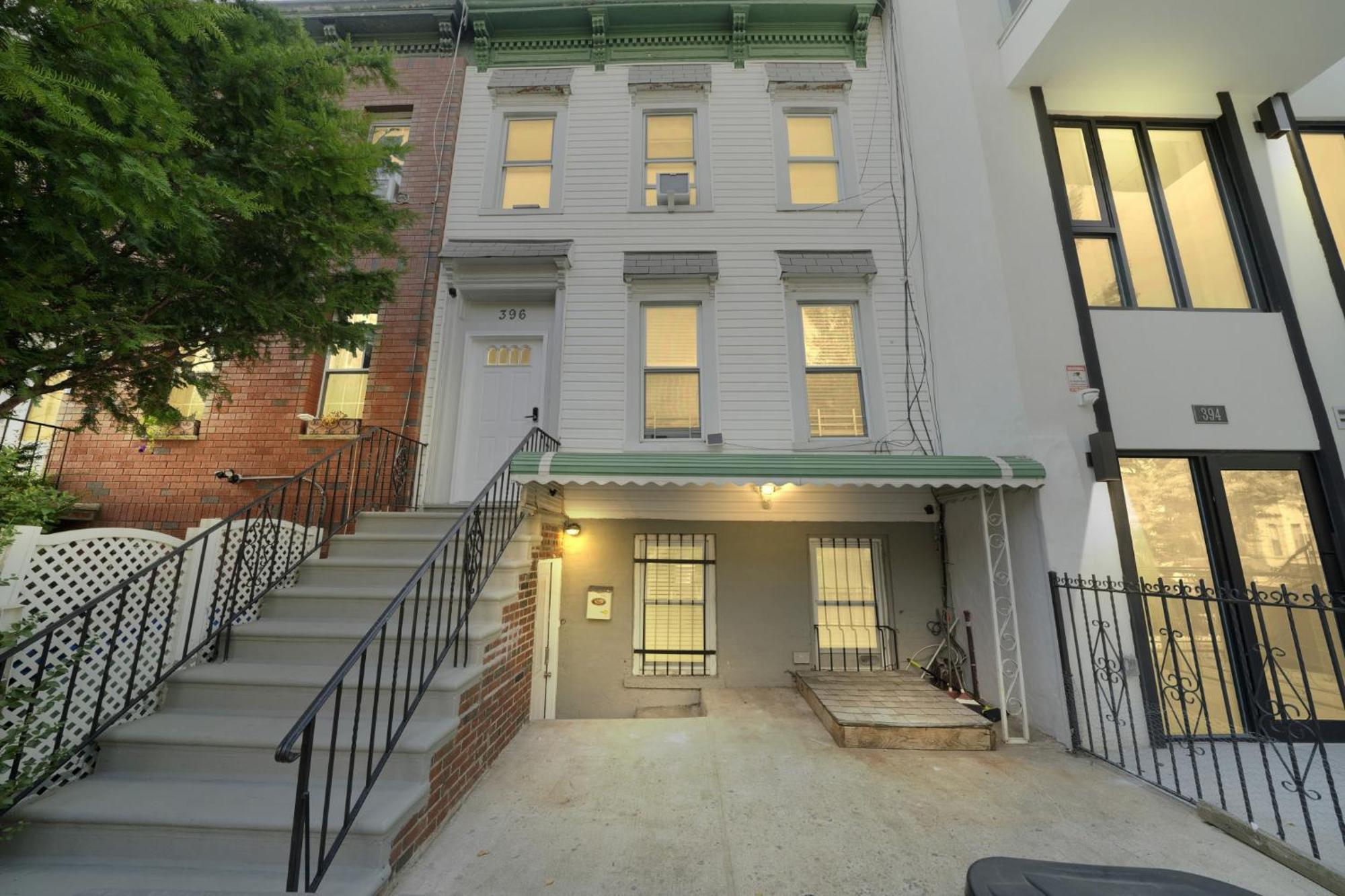 Apartment 3 Bedroom Large Backyard *