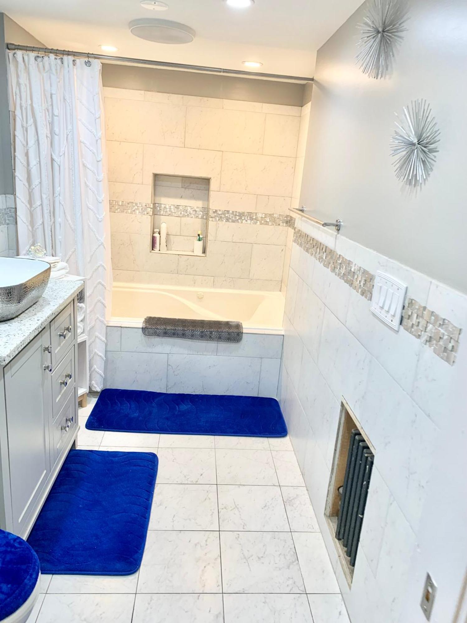 Apartment 3 Bedroom Large Backyard *