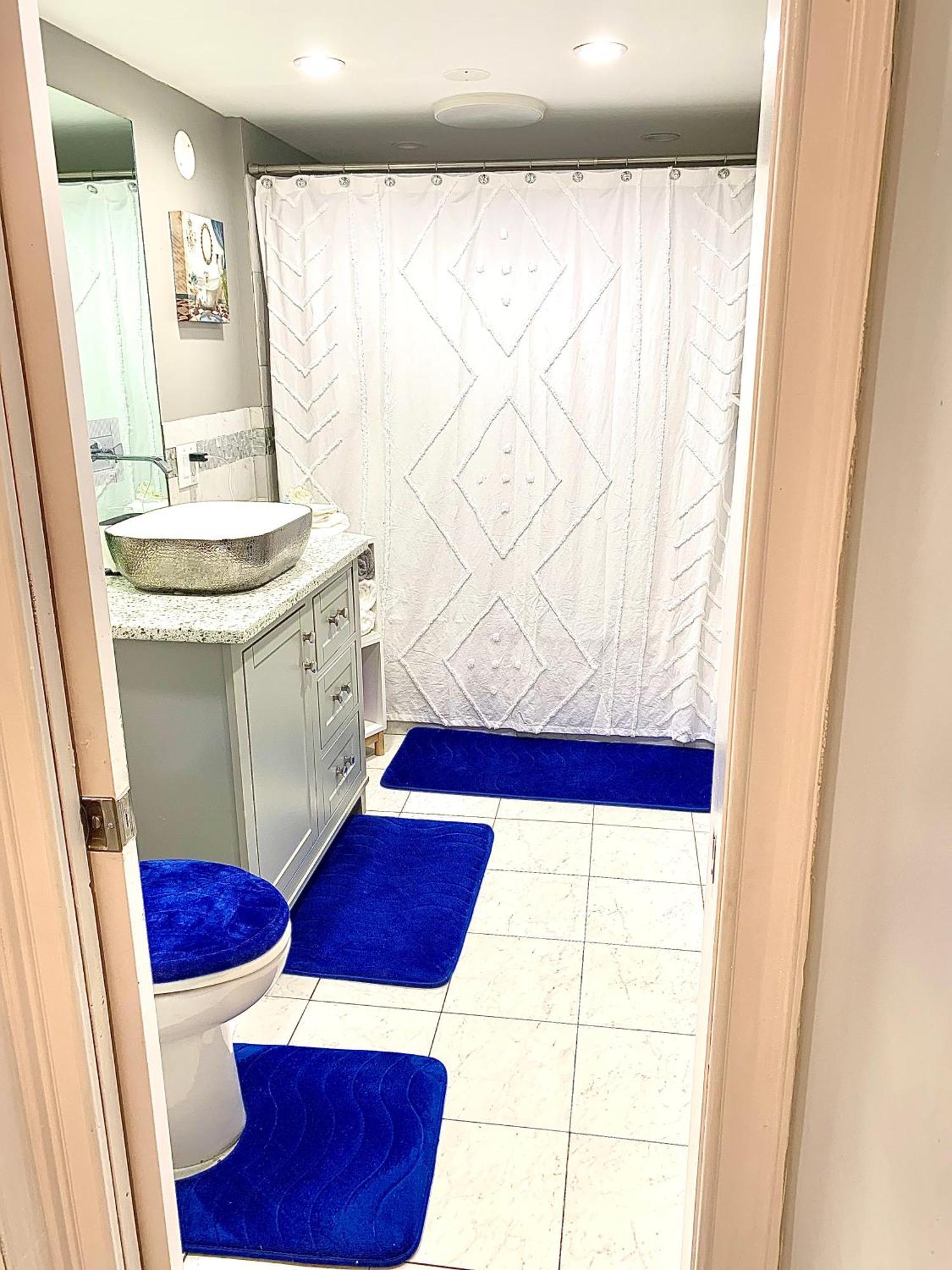 3 Bedroom Large Backyard Apartment *