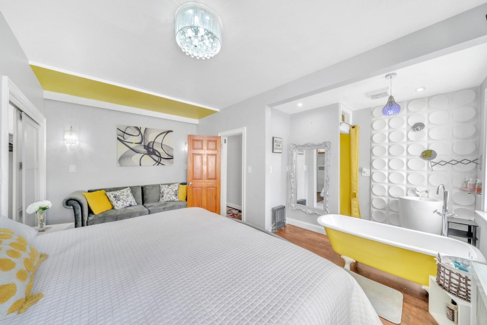 3 Bedroom Large Backyard Apartment